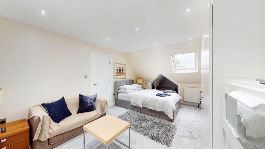 Modern Apartment Greenfield Gardens , London